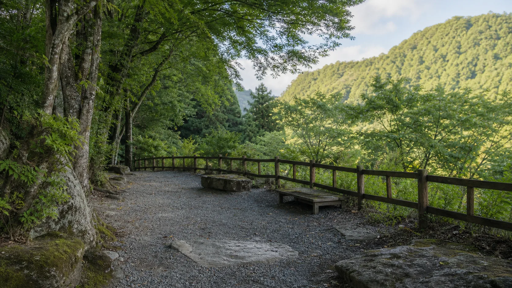山あいの木道と渓谷沿いの休憩場所のイメージ
