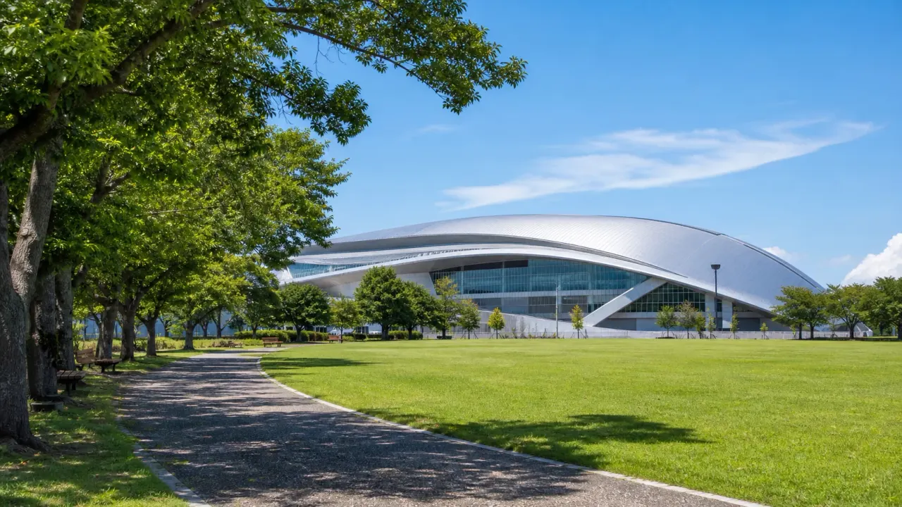 藤沢市遠藤の秋葉台公園を、銀色の秋葉台文化体育館と芝生、木陰を眺める散歩先として紹介。湘南台駅からバスで向かう1時間半の歩き方をまとめます。
