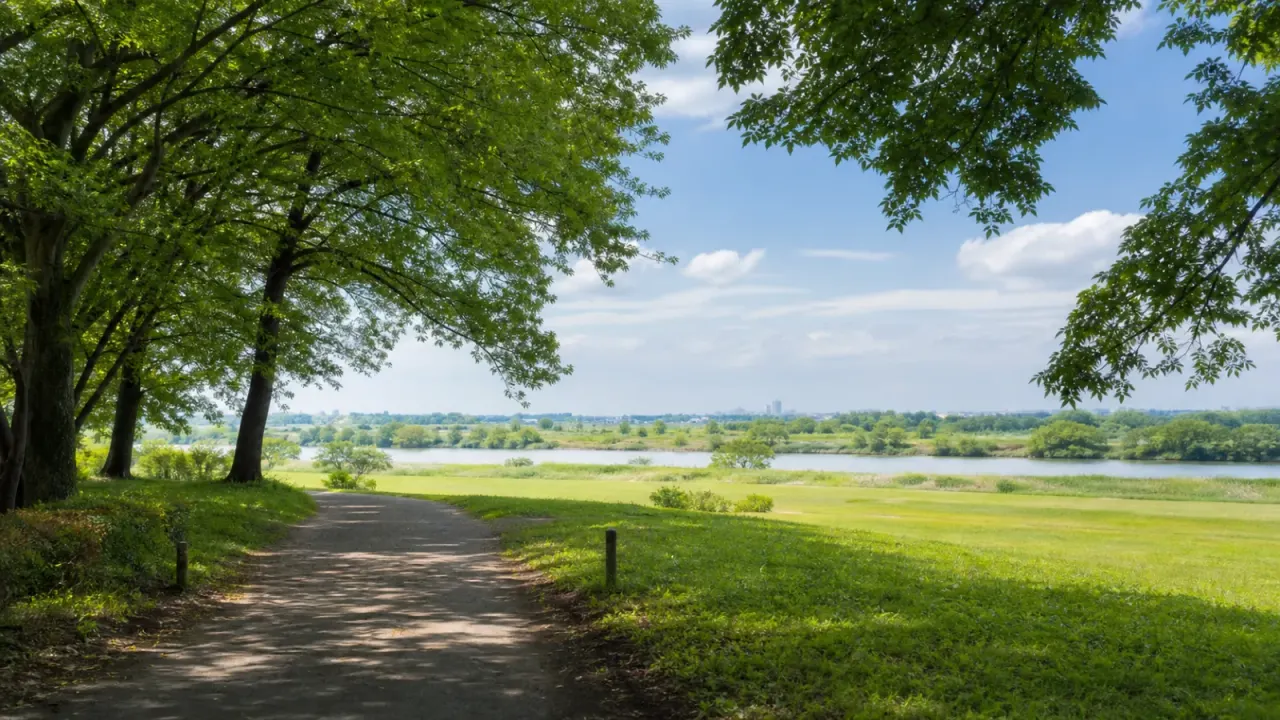さいたま市桜区の秋ヶ瀬公園で、荒川河川敷の広い空、森、芝生、スポーツ施設の余白をゆっくり歩く散歩ガイド。開園時間、アクセス、歩き方の目安をまとめます。