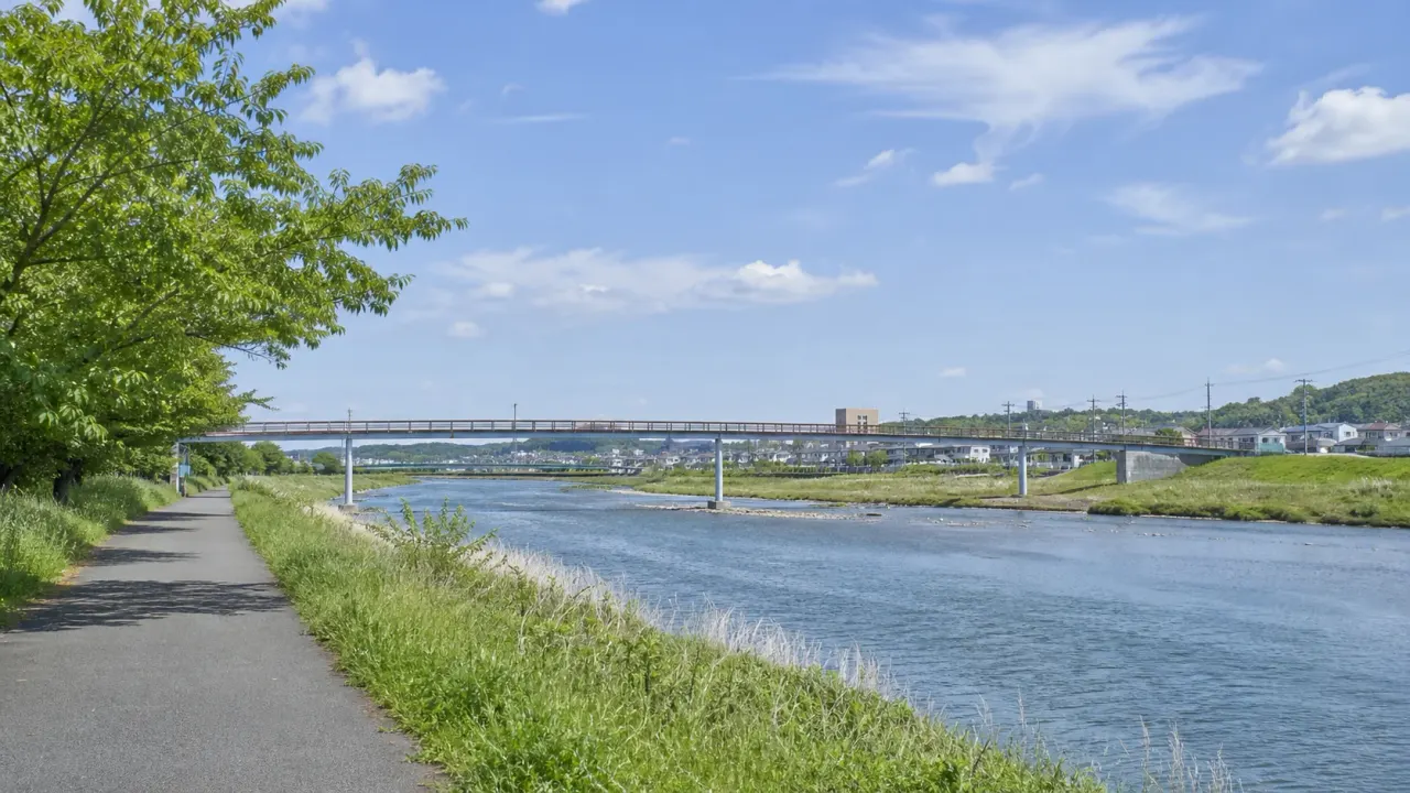 日野市の浅川ふれあい橋周辺を散歩したい人向けに、浅川の土手、万願寺歩道橋、高幡不動方面へのつなぎ方を整理しました。川の広さと街の近さを短時間で味わえる水辺ルートです。