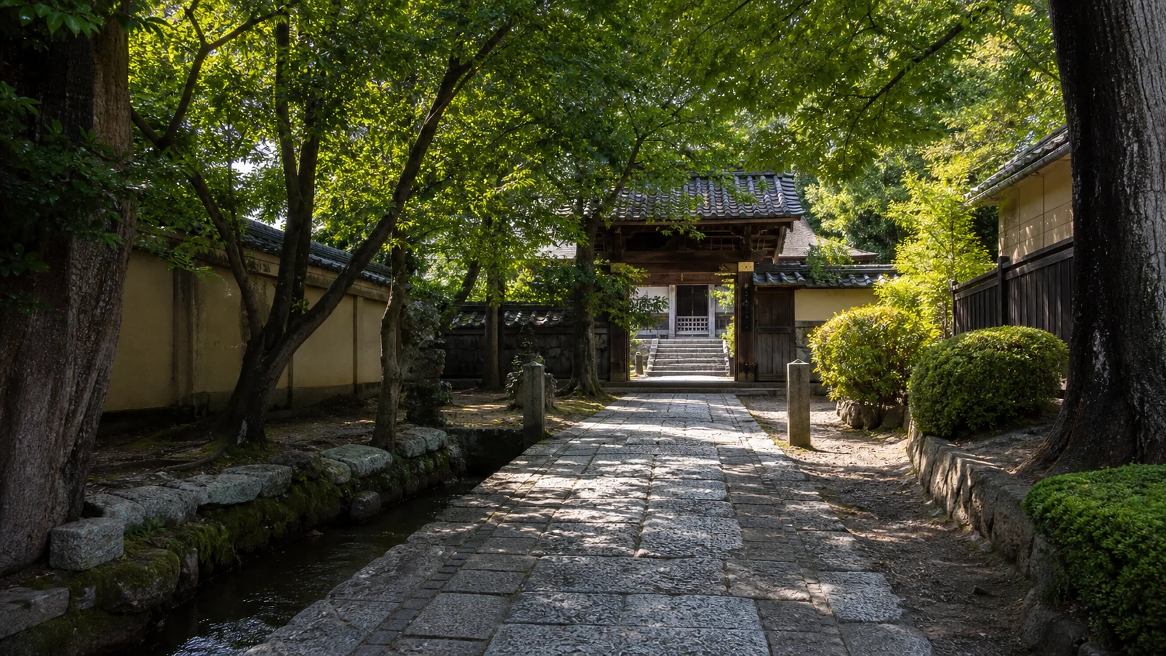 木陰と石畳が続く足利の参道散歩のイメージ