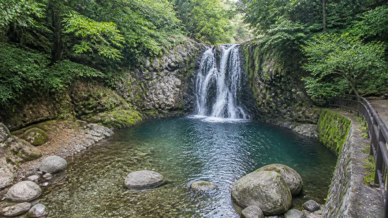 長泉町の鮎壺の滝と鮎壺公園を歩く散歩ガイド。富士溶岩流の滝、鮎壺のかけ橋、展望デッキ、鮎壺テラス、アクセスと駐車場をまとめます。