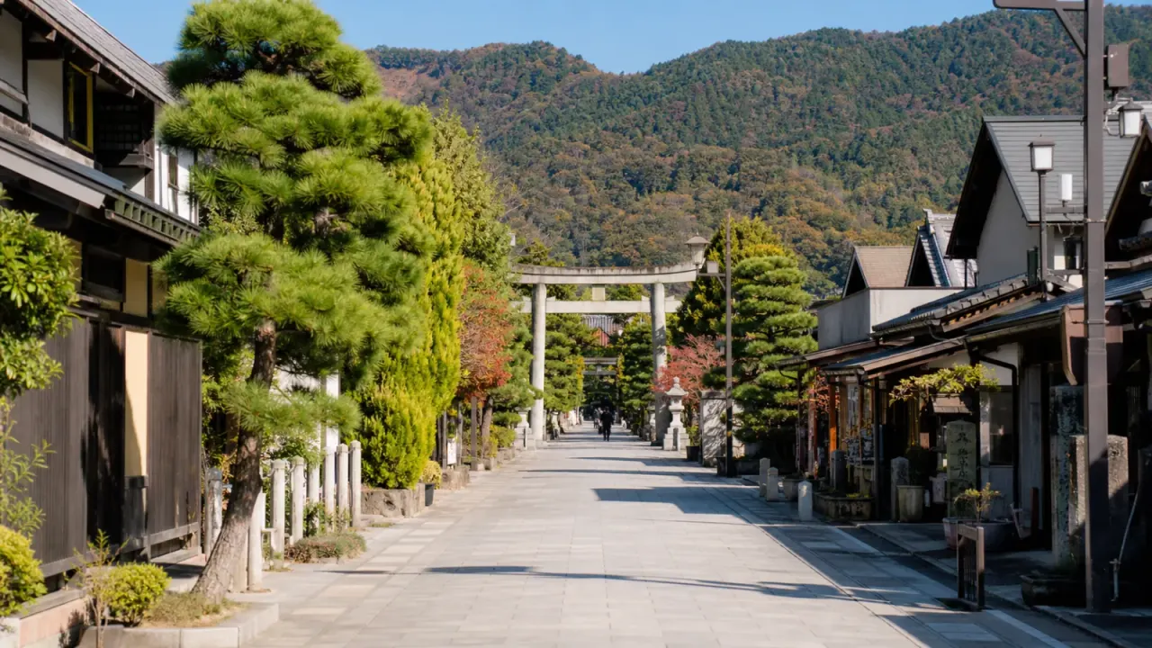 秩父神社と番場通りを思わせる山並みを背景にした静かな参道