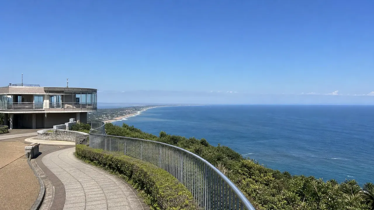 海を見渡す高台の展望テラスと太平洋の水平線をイメージした、地球の丸く見える丘展望館のカバー画像