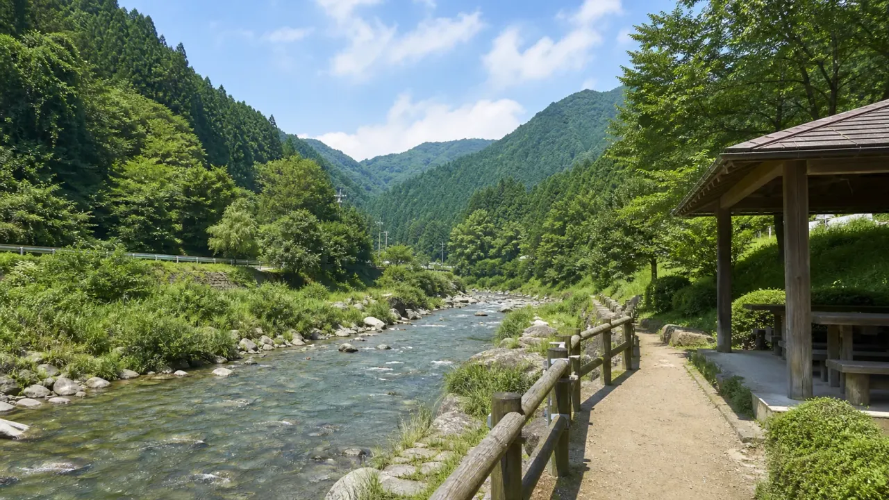 道志村の道の駅どうしで、道志川、直売所、レストランを休憩として組み込む短時間散歩を紹介。公式情報をもとに、アクセス、営業時間、歩き方、混雑時の考え方をまとめます。