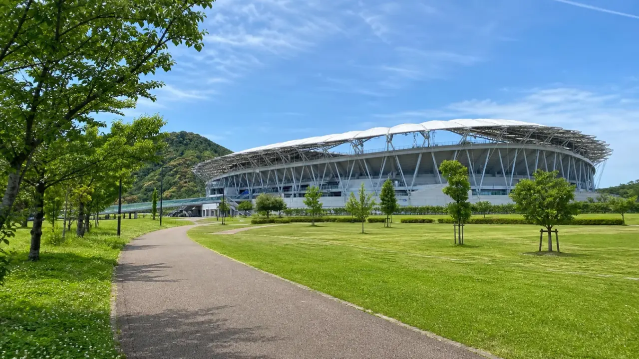 袋井市の小笠山総合運動公園エコパを歩く散歩ガイド。愛野駅からのアクセス、スタジアム外周、芝生広場、ビオトープ、イベント日の注意点をまとめます。