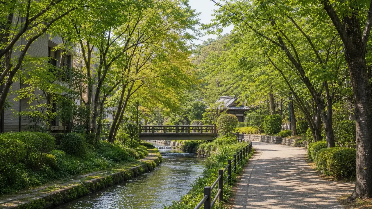 江戸川橋駅から神田川沿い、関口芭蕉庵、肥後細川庭園へ歩く文京区の散歩コース。水辺、坂、庭園を2〜3時間でつなぐ静かな半日ルートです。