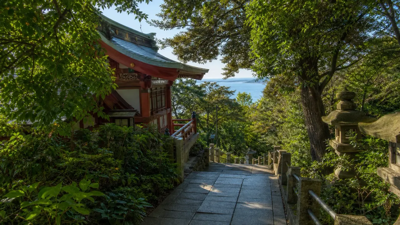 藤沢市の江島神社を、江の島入口から辺津宮・中津宮・奥津宮へつなぐ参拝散歩として紹介。坂と階段のある島内で、海の景色と神社の静けさを2時間で味わう歩き方をまとめます。