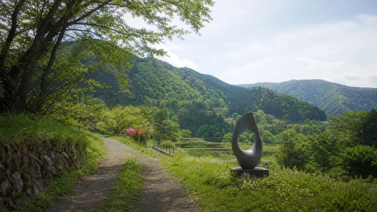 相模原市緑区の藤野芸術の道で、JR藤野駅から名倉地区の野外アートと里山風景をめぐる半日散歩を紹介。約6km・約3時間の初心者向けコースを無理なく歩く考え方です。