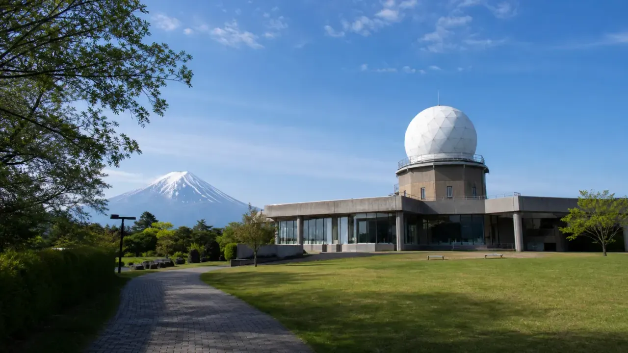 富士吉田市の富士山レーダードーム館で、富士山頂の気象観測、レーダードームの実物展示、ふじさんミュージアムパーク周辺を短時間で楽しむ散歩を紹介。公式情報をもとに、アクセス、料金、歩き方をまとめます。