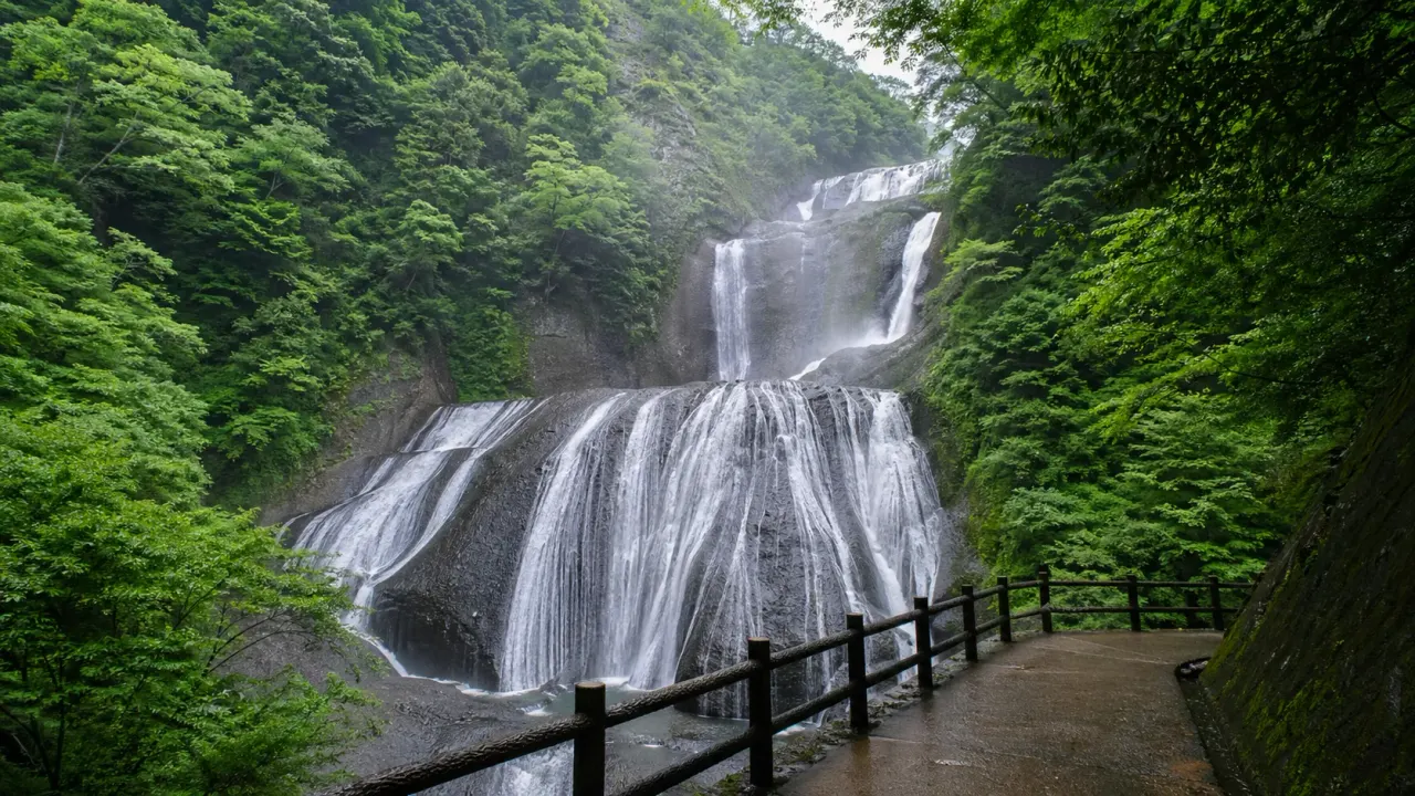 茨城県大子町の袋田の滝を、観瀑トンネルと周辺の渓谷を中心に歩く散歩ガイド。日本三名瀑のひとつを、無理なく日帰りで楽しむポイントを紹介します。