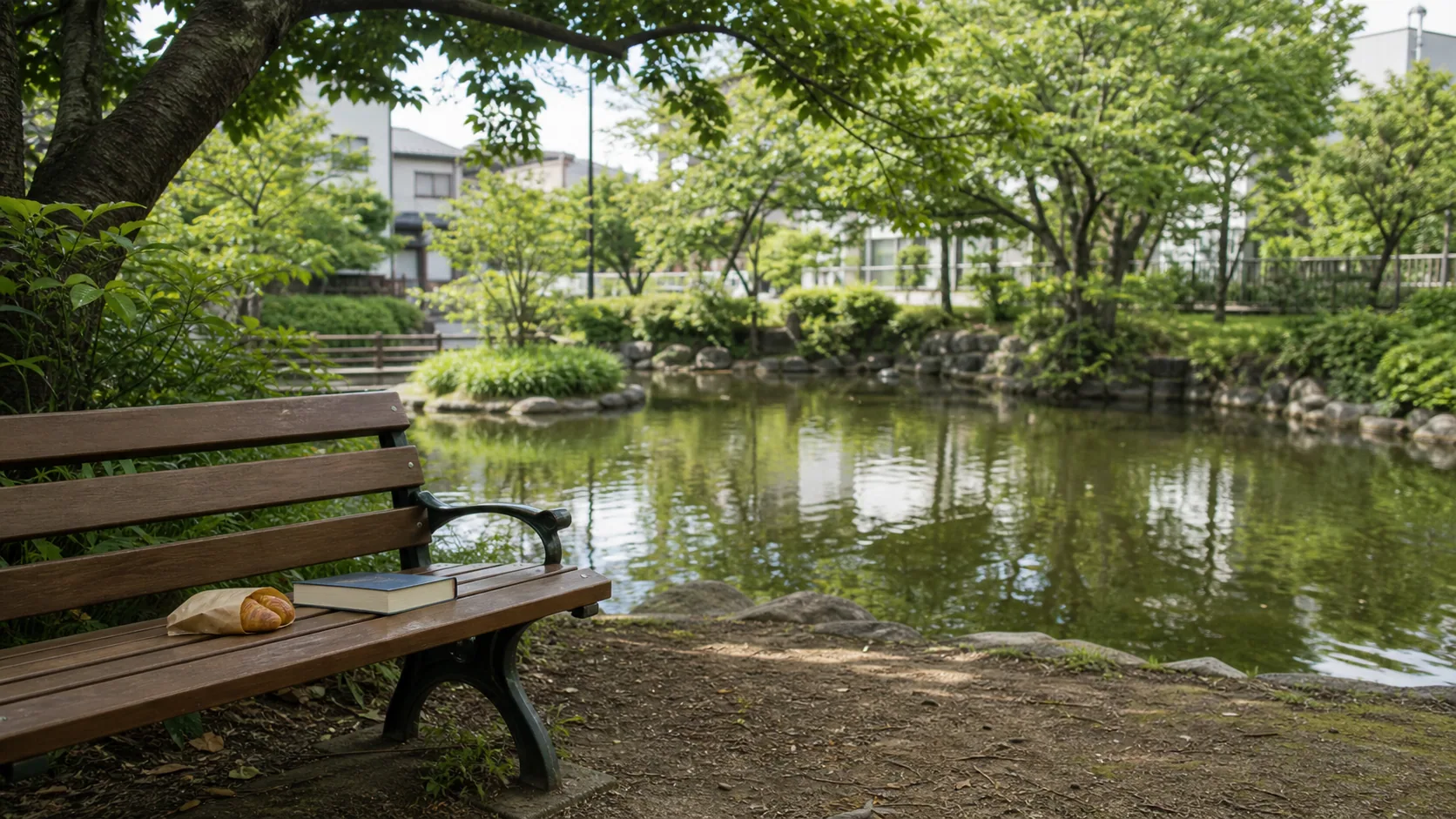 公園の池のほとりで休む午後のイメージ