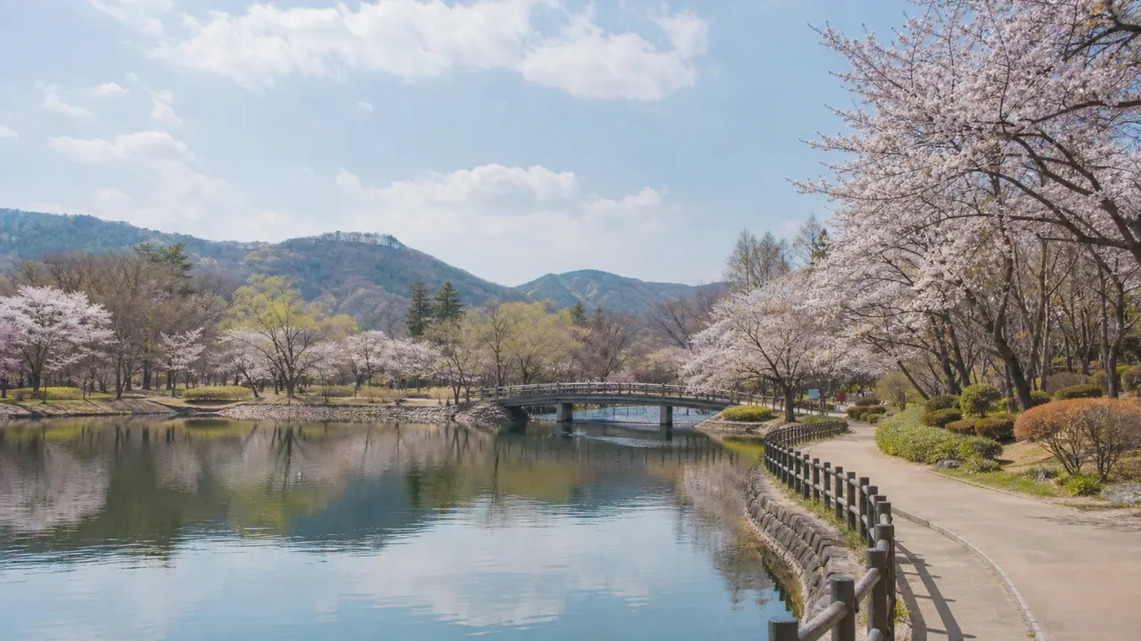 須坂市の臥竜公園を歩く散歩ガイド。竜ヶ池、桜、ボート、須坂市動物園、臥竜山のウォーキングコースを短時間で楽しむ歩き方をまとめます。