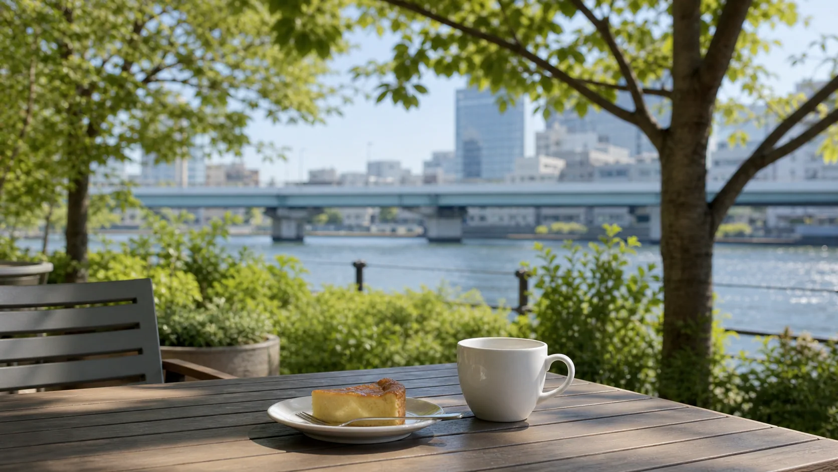 水辺を歩いたあとにテラス席で休む時間のイメージ