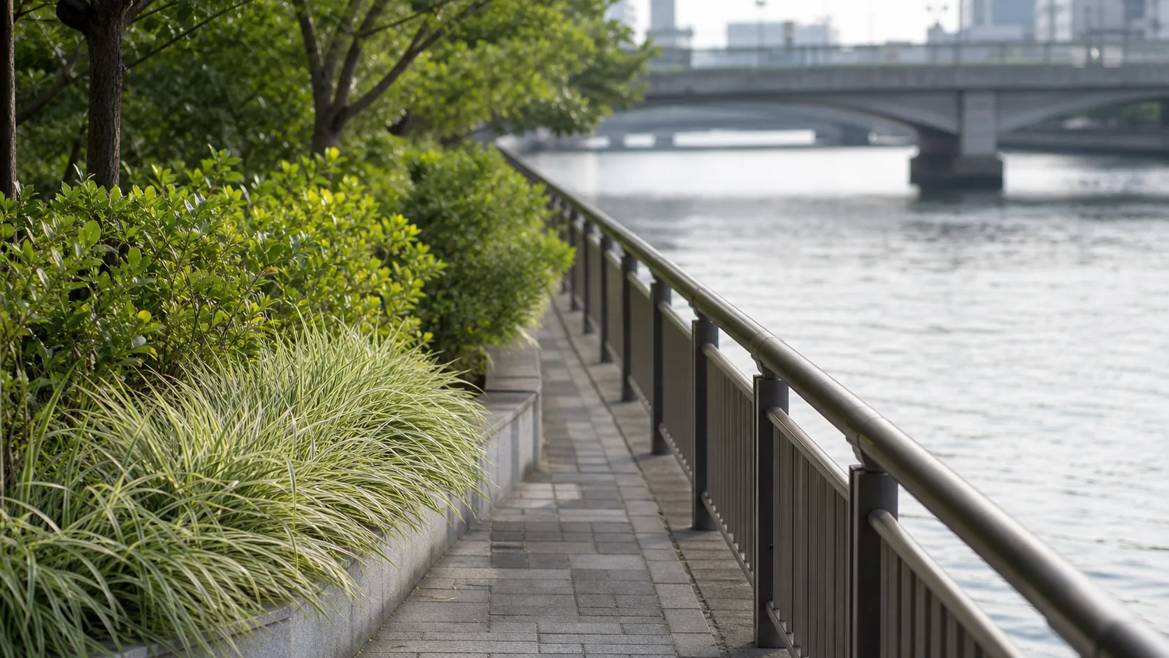 川沿いの手すりと植栽が続く通路の近景のイメージ