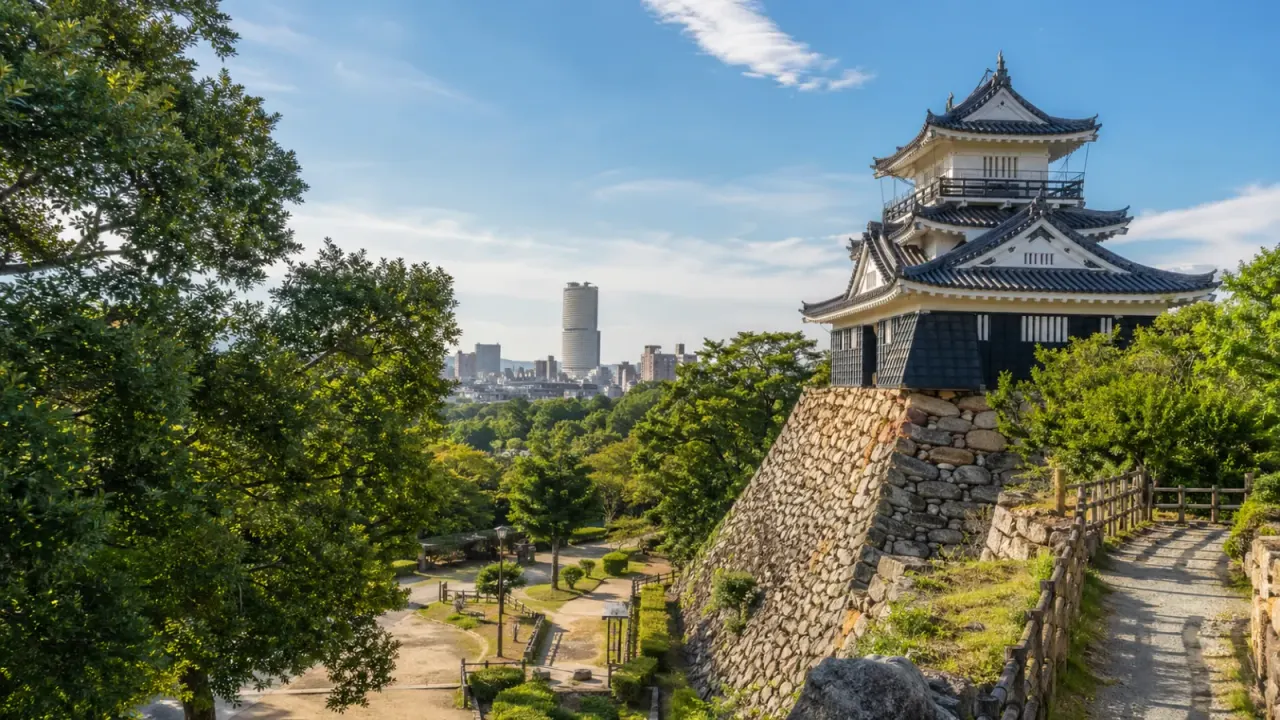 浜松市中央区の浜松城公園を歩く散歩ガイド。浜松城天守閣、天守門、日本庭園、中央芝生広場をつなぐ回り方と開館時間・料金をまとめます。