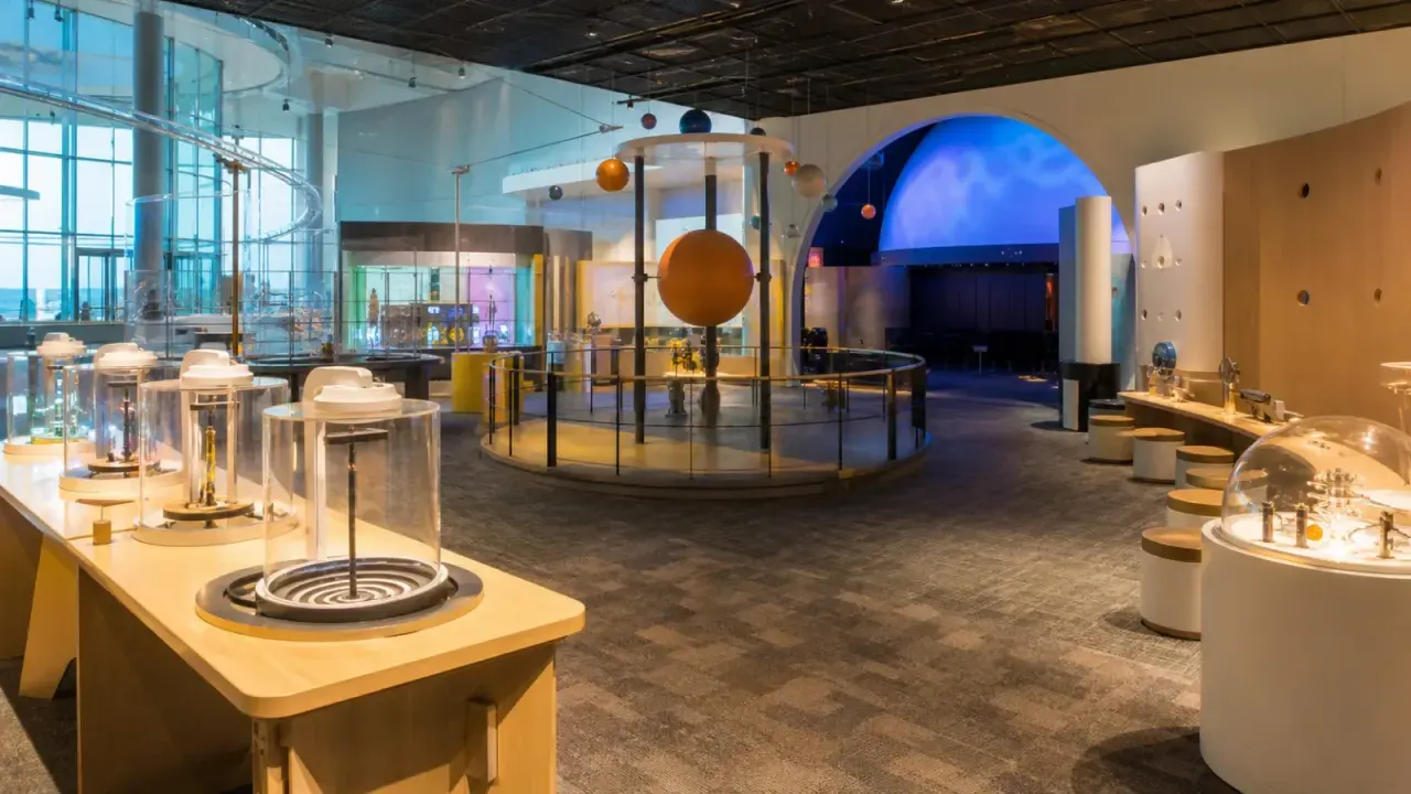 明るい科学館の体験展示とプラネタリウム入口をイメージした、浜松科学館みらいーらのカバー画像