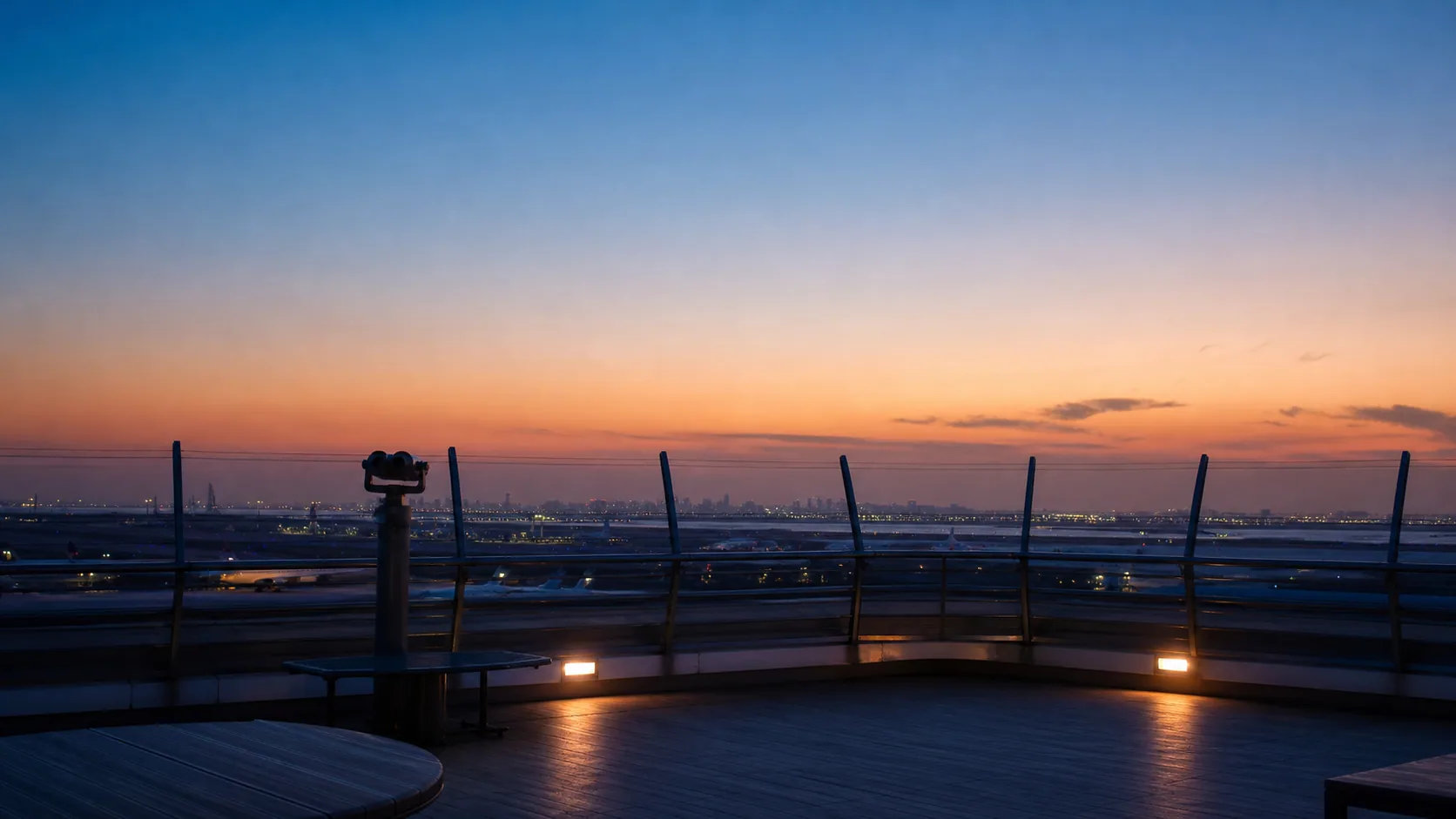 夕暮れの空港展望デッキと滑走路の光のイメージ