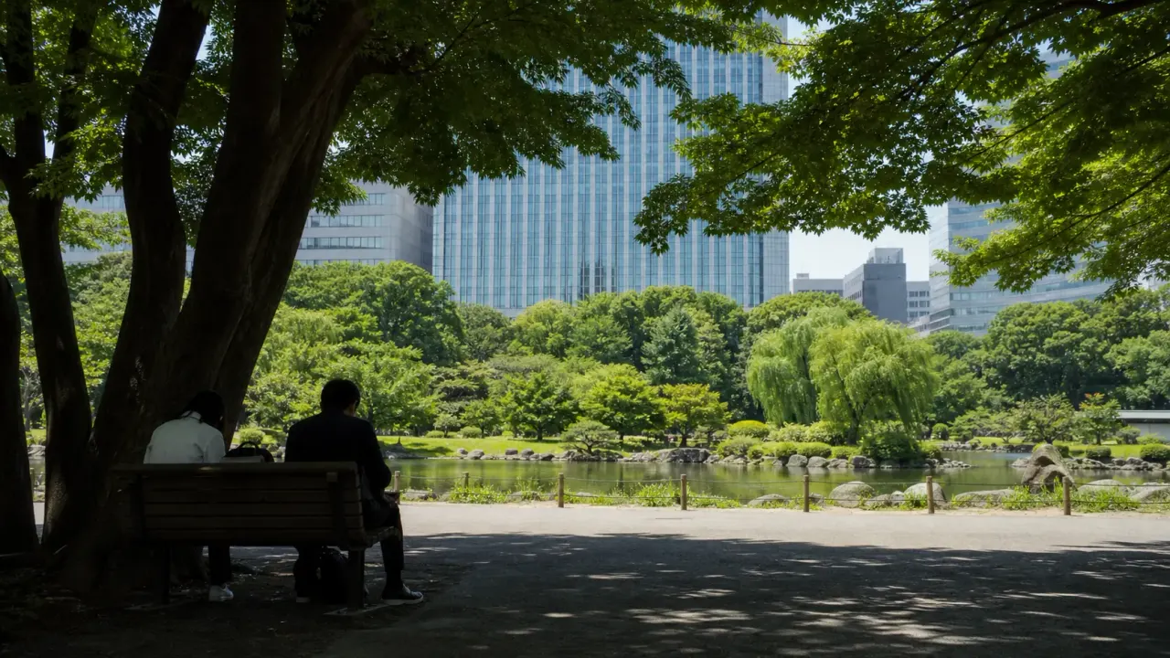 都心のビルを背景にした日比谷公園の木陰ベンチ