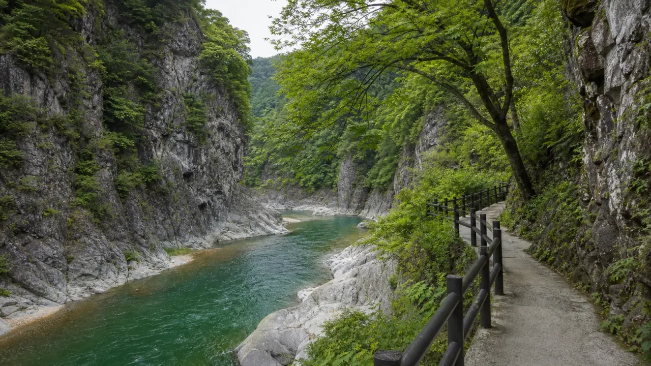 吾妻峡の岩壁と吾妻川、渓谷沿いの遊歩道をイメージしたカバー画像