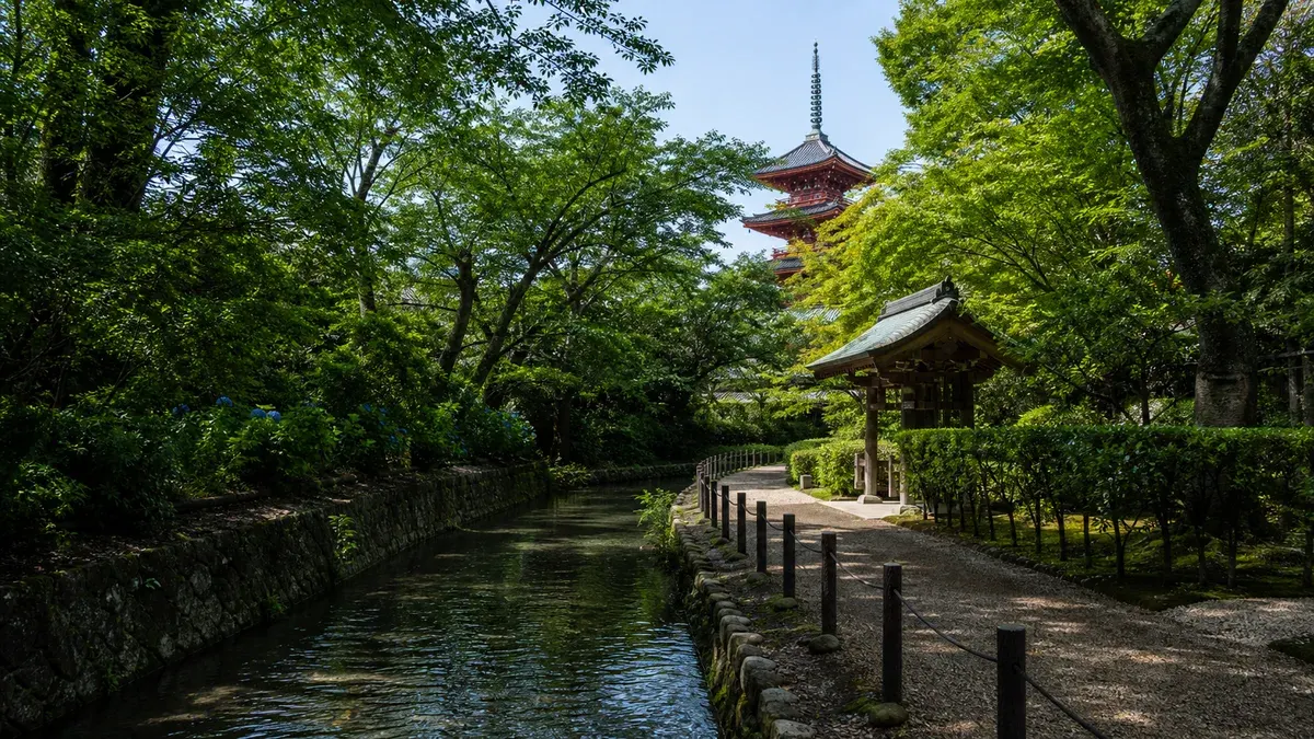 東京都日野市で散歩したい人向けに、高幡不動尊、黒川清流公園、向島用水、京王百草園、日野宿本陣、日野用水、七生公園、百草台自然公園、浅川ふれあい橋、仲田の森蚕糸公園を目的別にまとめます。