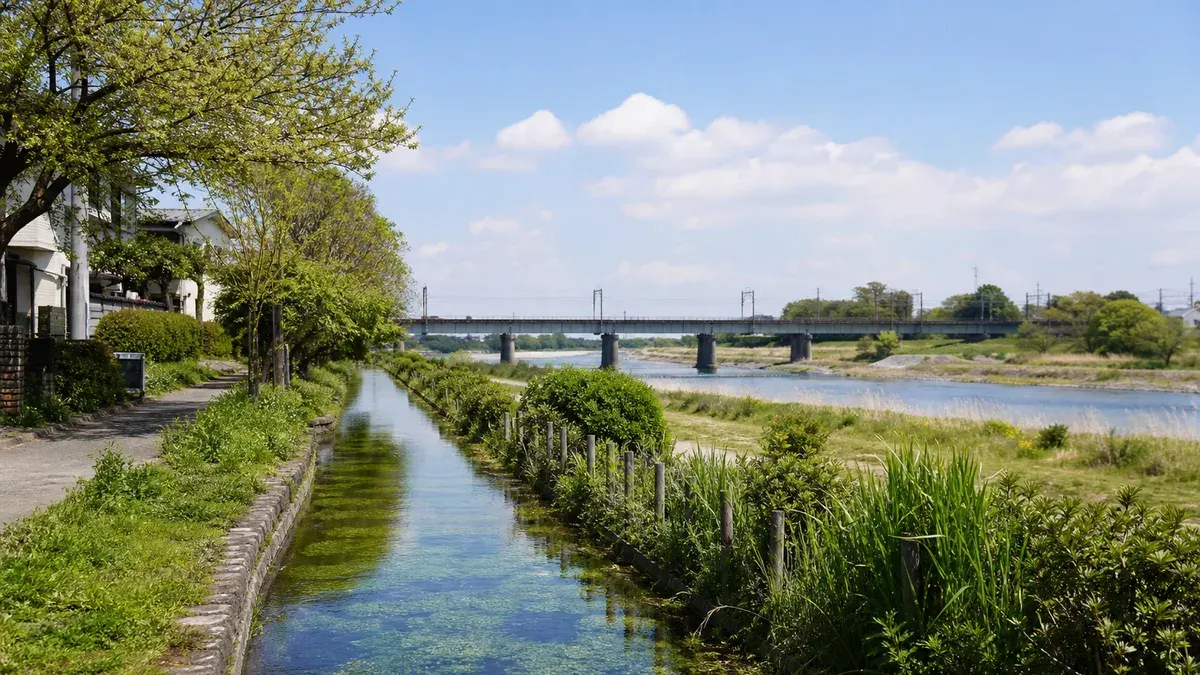 日野駅を起点に、日野用水通水路、日野宮神社、多摩川鉄橋、旧農林省蚕糸試験場日野桑園第一蚕室、日野宿交流館をつなぐ3.5kmの散歩ルートを紹介します。