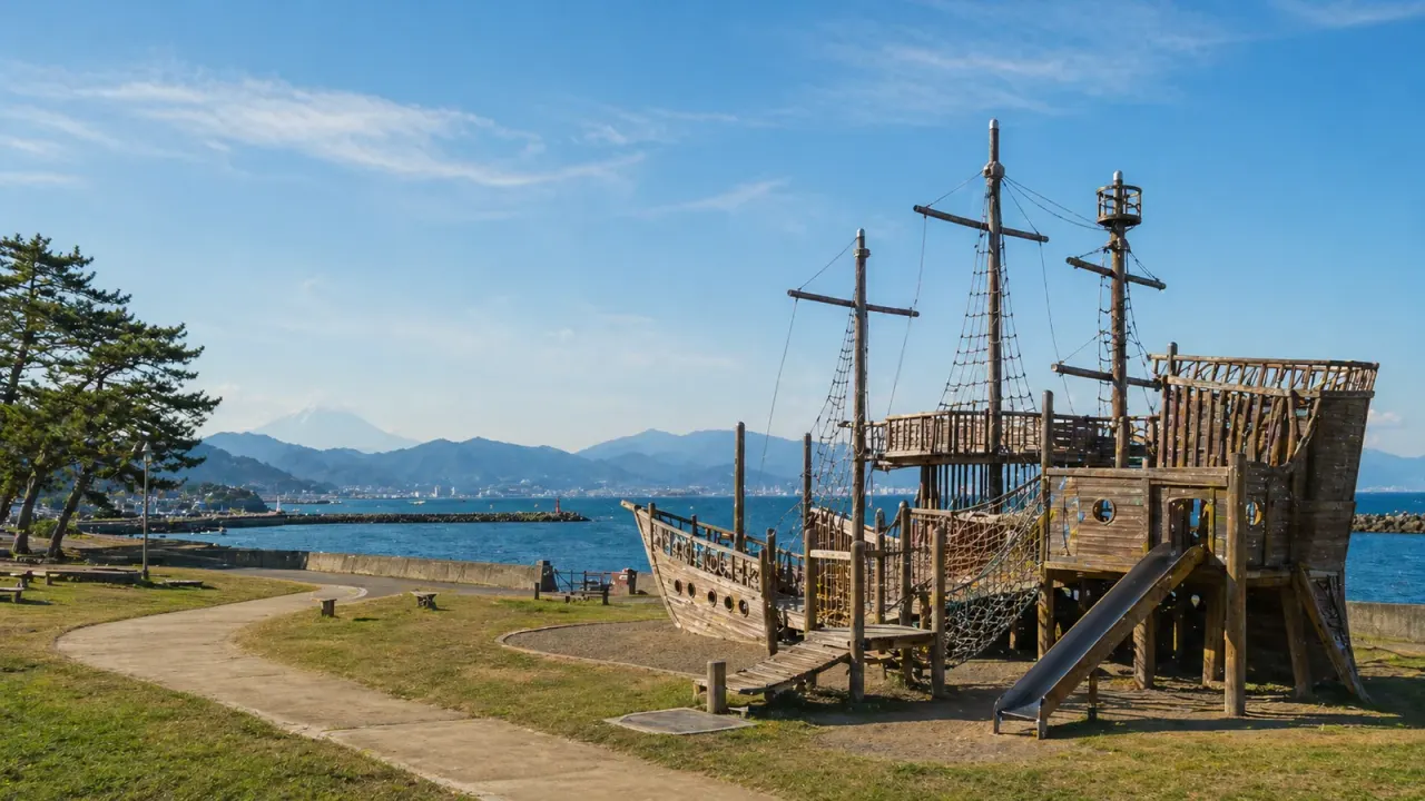 静岡市駿河区の広野海岸公園を歩く散歩ガイド。用宗駅からのアクセス、帆船遊具、見晴らし、海辺の歩き方、駐車場情報をまとめます。