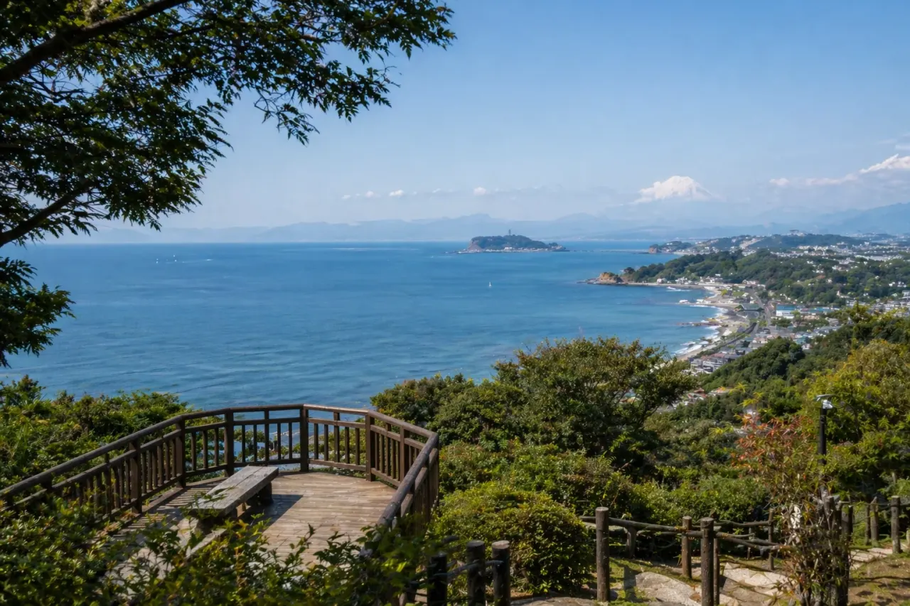 逗子・披露山公園で、相模湾と江の島、富士山の眺めを静かに味わう散歩を紹介。高台の開放感を1時間前後でまとまりよく受け取る歩き方をまとめます。