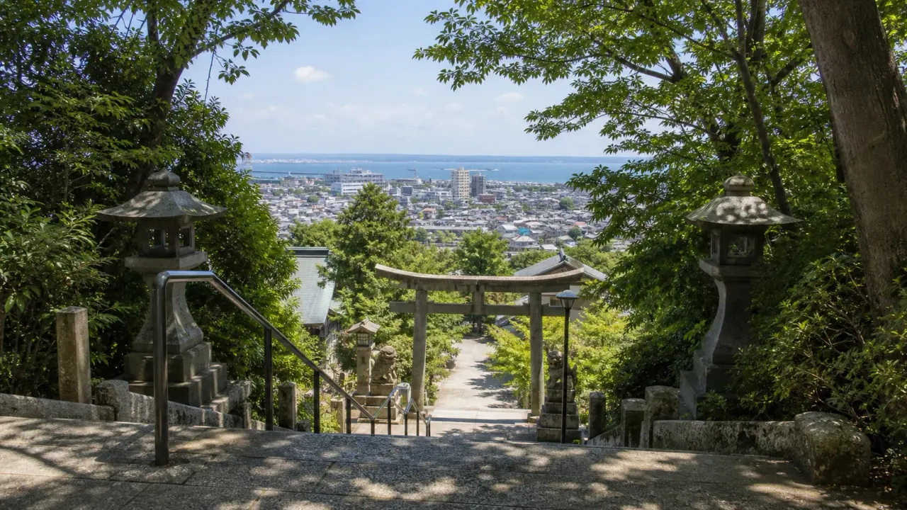千葉県君津市の人見神社について、駐車場、アクセス、石段、眺望、歩きやすい靴の注意点を公式情報から整理。車で行く前に確認したいポイントと、短い参拝散歩の流れをまとめます。