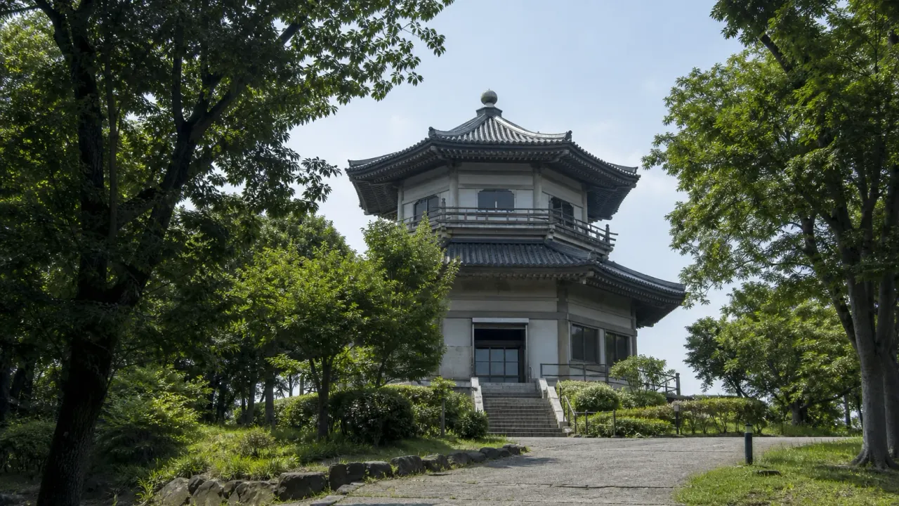 横浜市中区の八聖殿郷土資料館で、八角形の建物、八聖人像、本牧の漁業や暮らしの展示を短時間で見る散歩を紹介。三溪園や本牧市民公園と組み合わせやすい穴場スポットです。