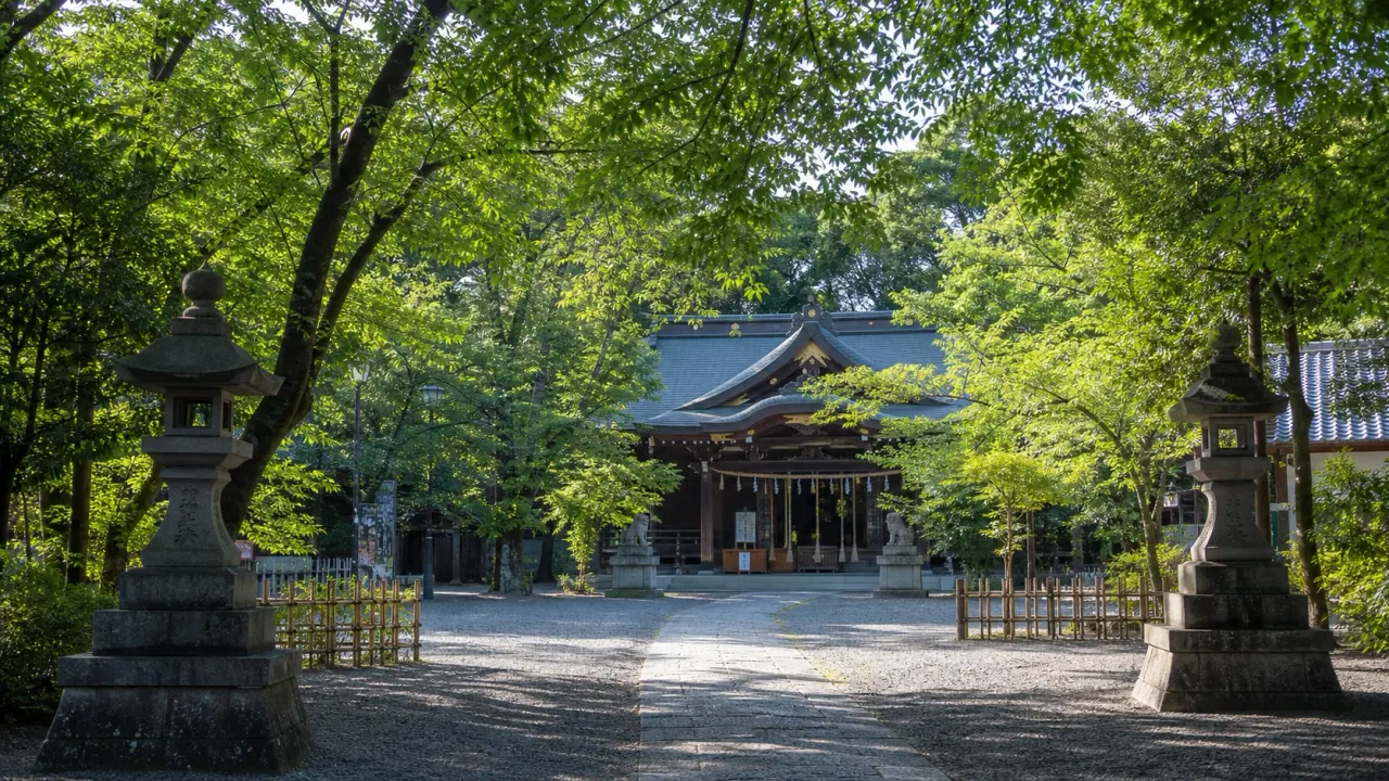 小田原城址公園内の報徳二宮神社で、二宮尊徳を祀る境内、木陰、きんじろうカフェ周辺を短く歩く参拝散歩を紹介。小田原城と合わせやすい1時間コースです。