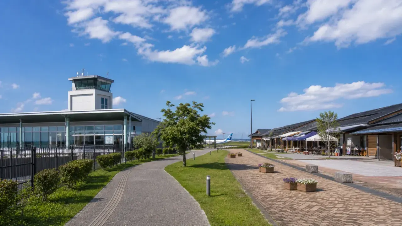小美玉市の茨城空港近くで、空港ターミナルと青空、空のえきそ・ら・らの広場を歩くイメージ