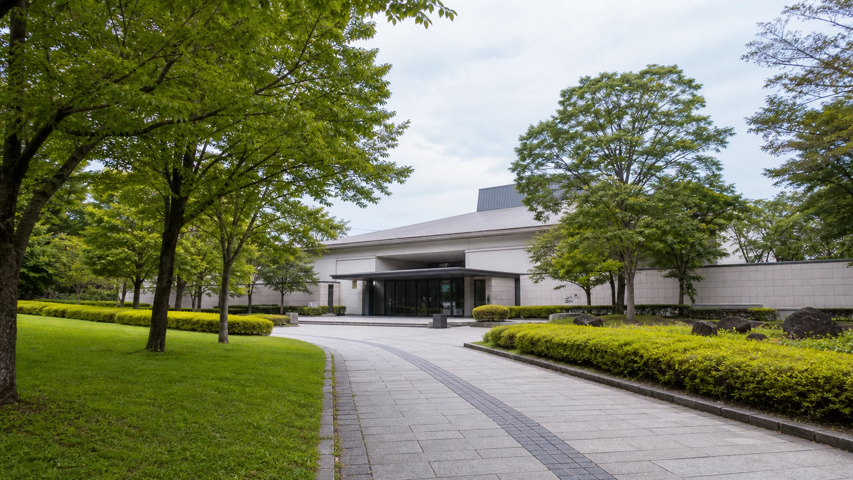 緑の園路から展示施設へ向かう学び散歩の補助画像