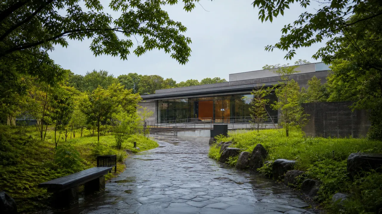 茨城の博物館と学び散歩をイメージした、展示施設と緑の園路が続くカバー画像