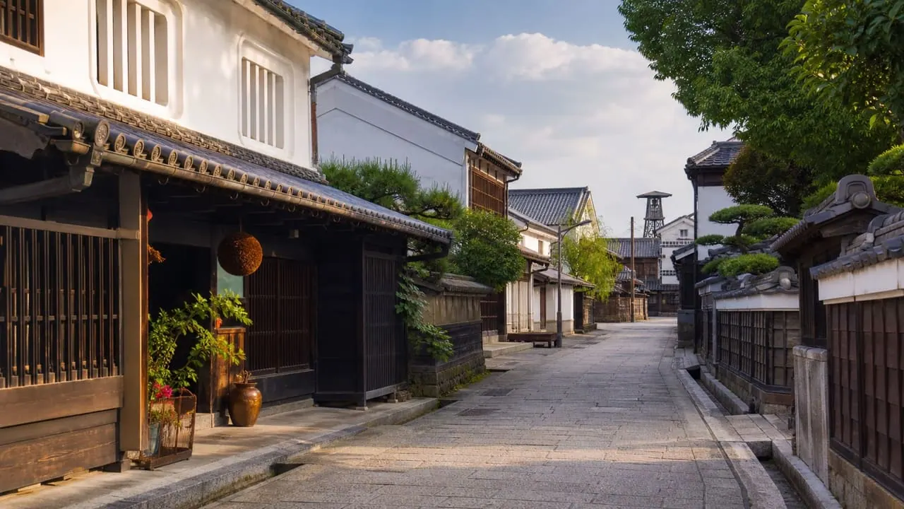 茨城の町並みと建築散歩をイメージした、蔵造りの通りと木造建築が並ぶカバー画像