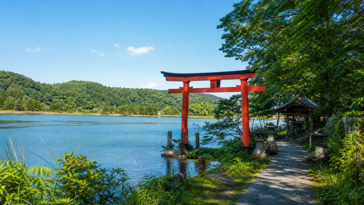 高滝湖の鳥居を見たい人向けに、高瀧神社のアクセス、駐車場、湖畔の歩き方、市原湖畔美術館との組み合わせ方を公式情報をもとに整理します。