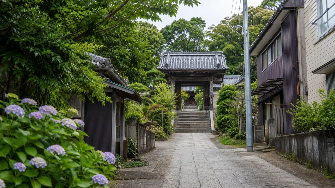市川真間を思わせる寺の参道と石段、初夏の緑
