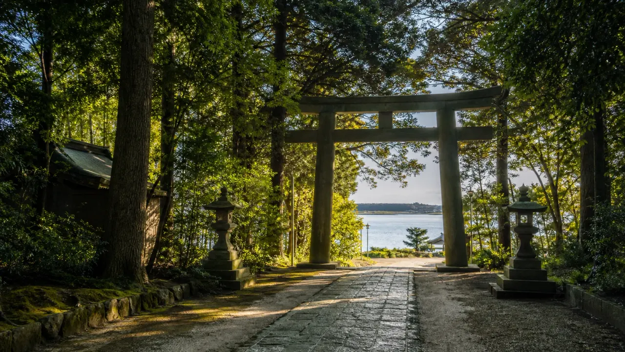 息栖神社を思わせる木立の参道と鳥居、その先に常陸利根川の水面が見える静かな散歩イメージ