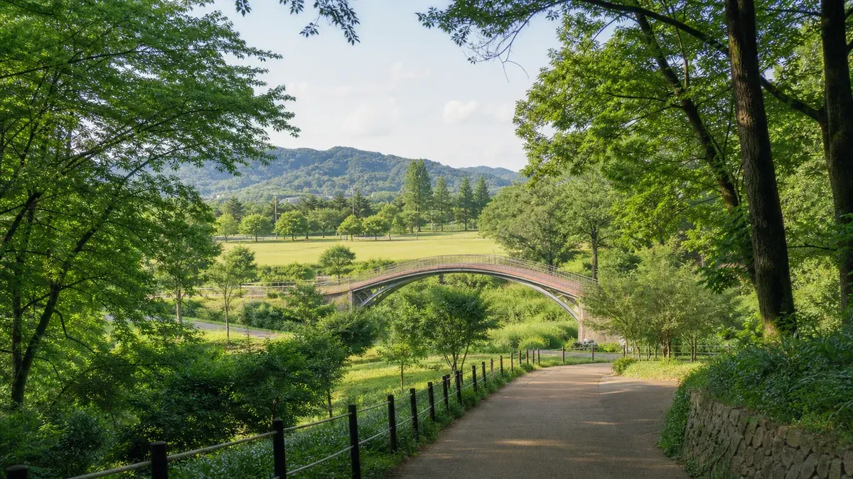 稲城市の稲城中央公園を散歩したい人向けに、くじら橋、自然林の散策路、多目的広場、アクセスの考え方を整理しました。城山公園とあわせて歩きたい多摩丘陵の公園です。