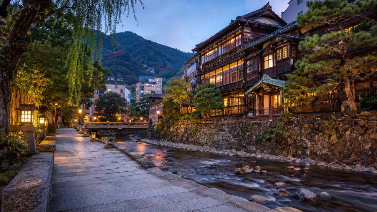 伊東駅から松川遊歩道、東海館、温泉街の路地をつなぐ短時間散歩ガイド。川沿いの歩き方、東海館の開館時間・入館料、時間帯の選び方をまとめます。