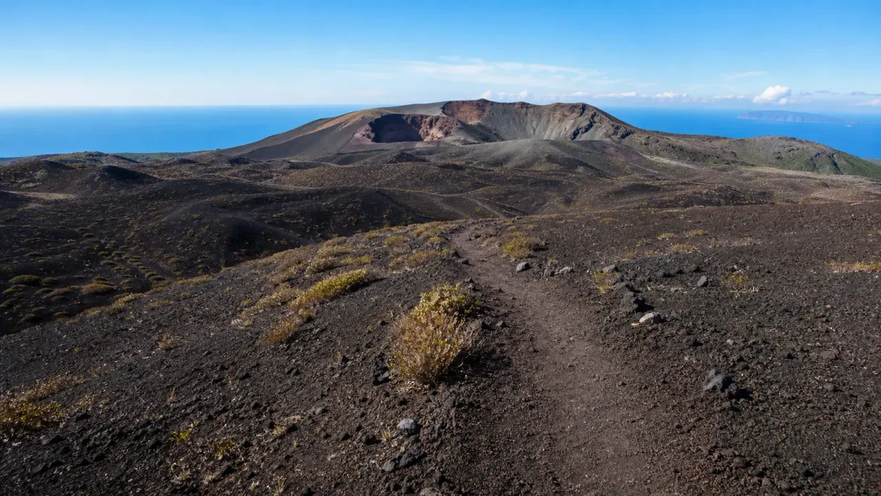 伊豆大島の三原山と裏砂漠をイメージした、黒い火山砂の大地と青い海が広がる風景