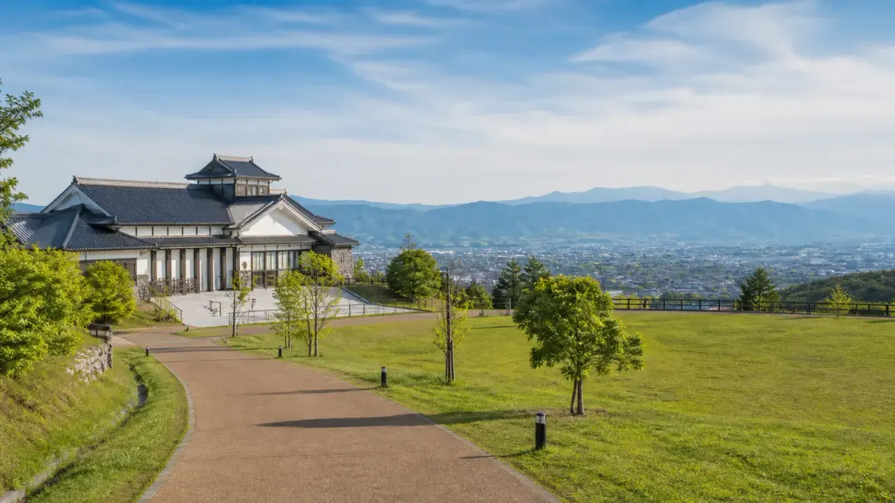 市川三郷町の歌舞伎文化公園で、芝生広場、ふるさと会館、文化資料館、甲府盆地の眺めを短時間で楽しむ散歩を紹介。公式情報をもとに、開館時間、料金、歩き方をまとめます。