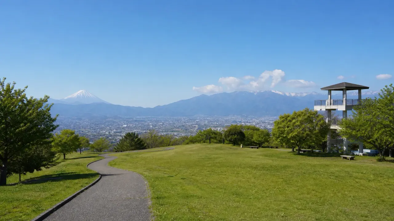 山梨県甲斐市の赤坂台総合公園（ドラゴンパーク）で、芝生広場、展望塔、甲府盆地と富士山の眺めを短時間で楽しむ散歩を紹介。公式情報をもとに、歩く順番と休憩の使い方をまとめます。