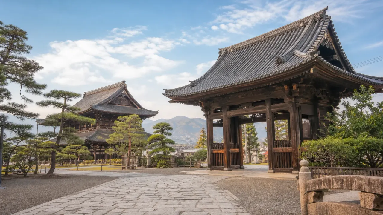 甲府市の甲斐善光寺で、山門、金堂、鳴き龍、参道の雰囲気を短時間で味わう散歩を紹介。公式情報をもとに、拝観時間、料金、アクセス、歩き方の目安をまとめます。