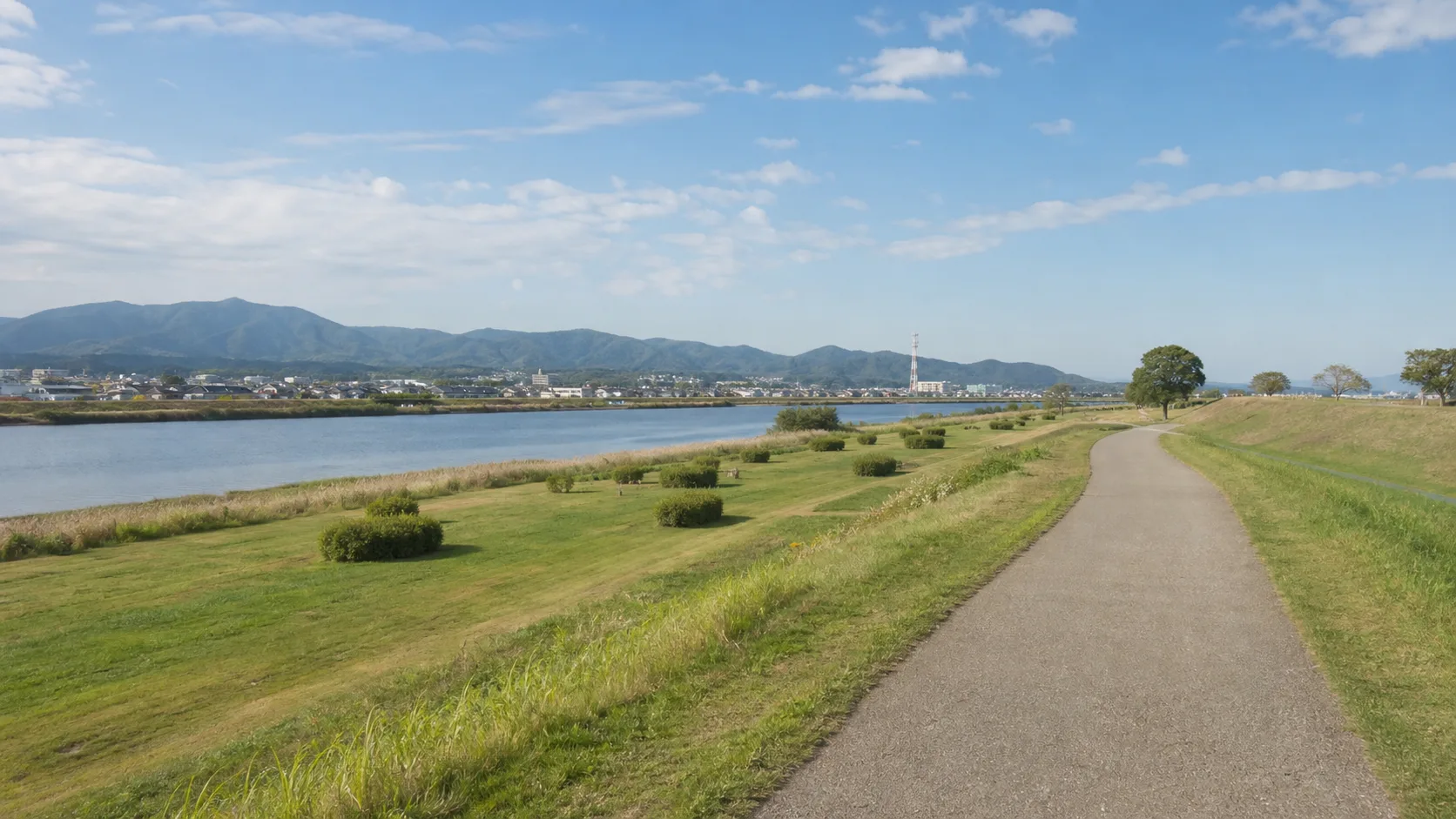 酒匂川沿いの芝生と広い空を歩くイメージ