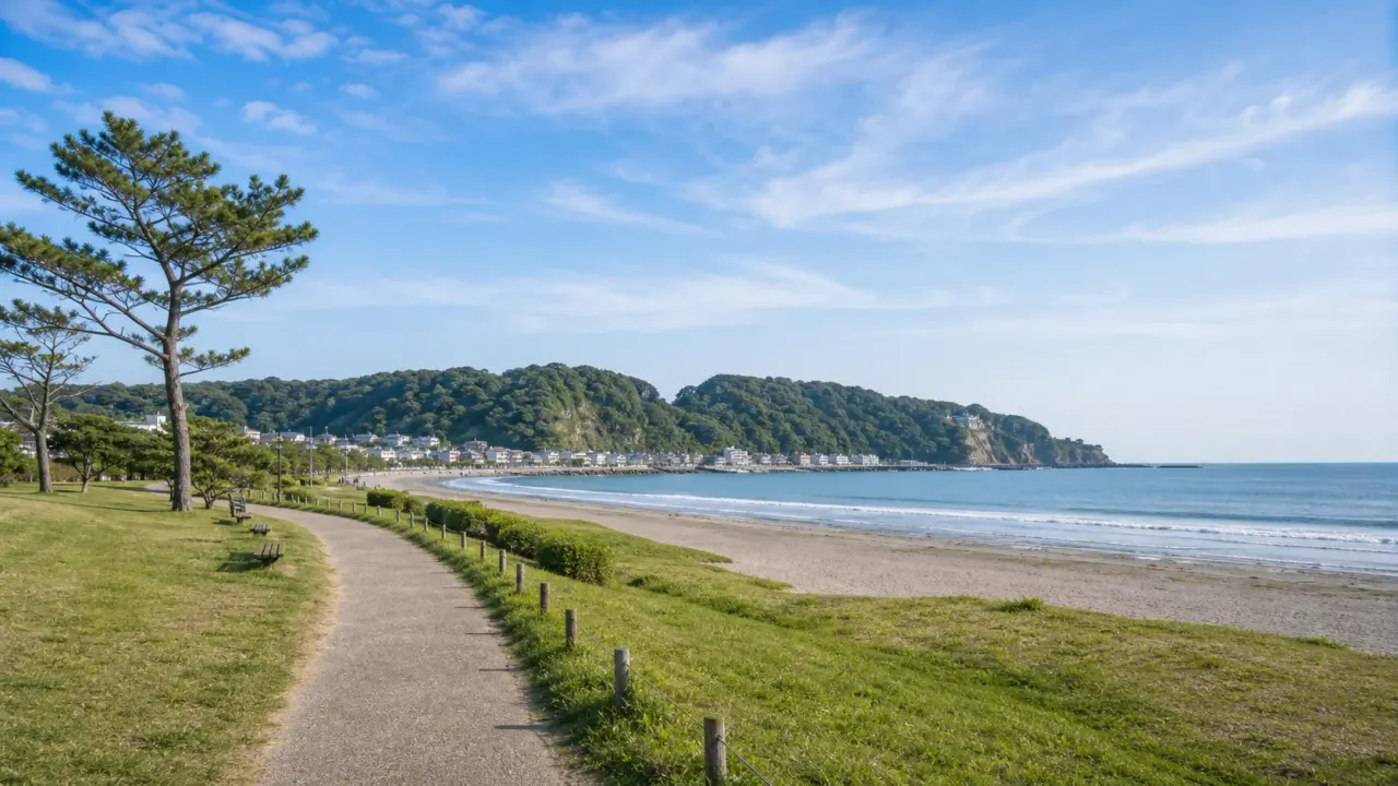 鎌倉海浜公園の由比ガ浜地区で、芝生広場、海岸線、稲村ガ崎方面の眺めをゆっくり味わう散歩を紹介。鎌倉駅や長谷駅から組み立てやすい海辺の歩き方をまとめます。