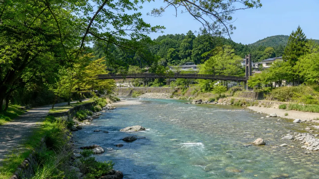 青梅市の釜の淵公園を散歩目線で紹介。多摩川沿いの自然、青梅駅からのアクセス、バーベキュー禁止などの注意点を公式情報をもとに整理します。