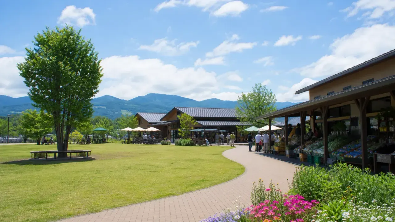 上里町のこのはなパーク上里を思わせる芝生広場、直売所、山並みのある観光拠点のカバー画像