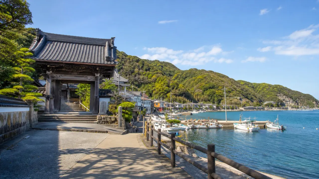 小湊を思わせる寺の門と港、青い海と緑の山