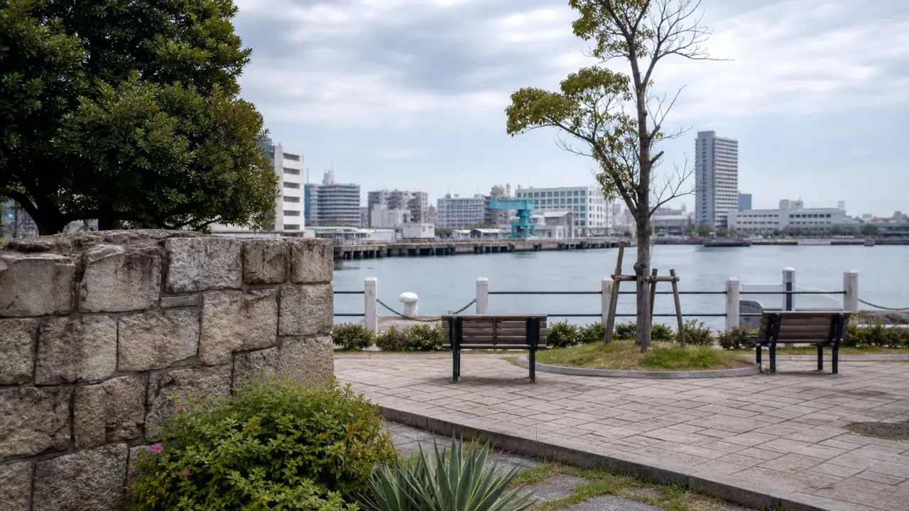 運河沿いの小さな公園に石垣とベンチが残る雰囲気をイメージした、神奈川台場公園のカバー画像